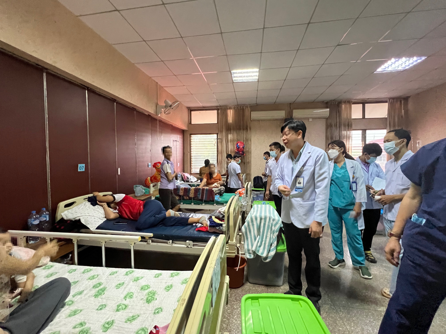 図 1　ラオス国立小児病院の病室の様子と患者を訪問するVongphet医師と研修医たち